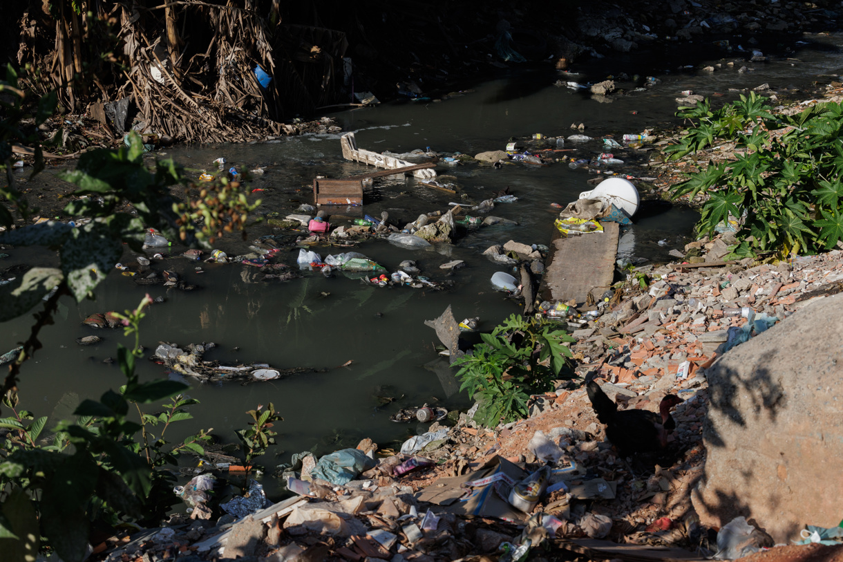 Fotografía de archivo que muestra un arroyo contaminado en la zona sur en la ciudad São Paulo (Brasil). (EFE/ Isaac Fontana)