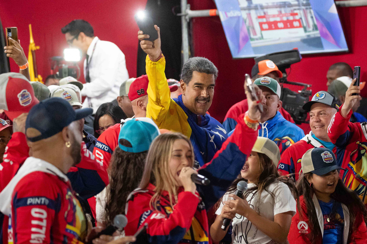 El presidente de Venezuela, Nicolás Maduro (d), celebra tras conocer los resultados de las elecciones presidenciales este lunes, en Caracas (Venezuela). (Fotografía de Ronald Peña R. imagen de EFE)