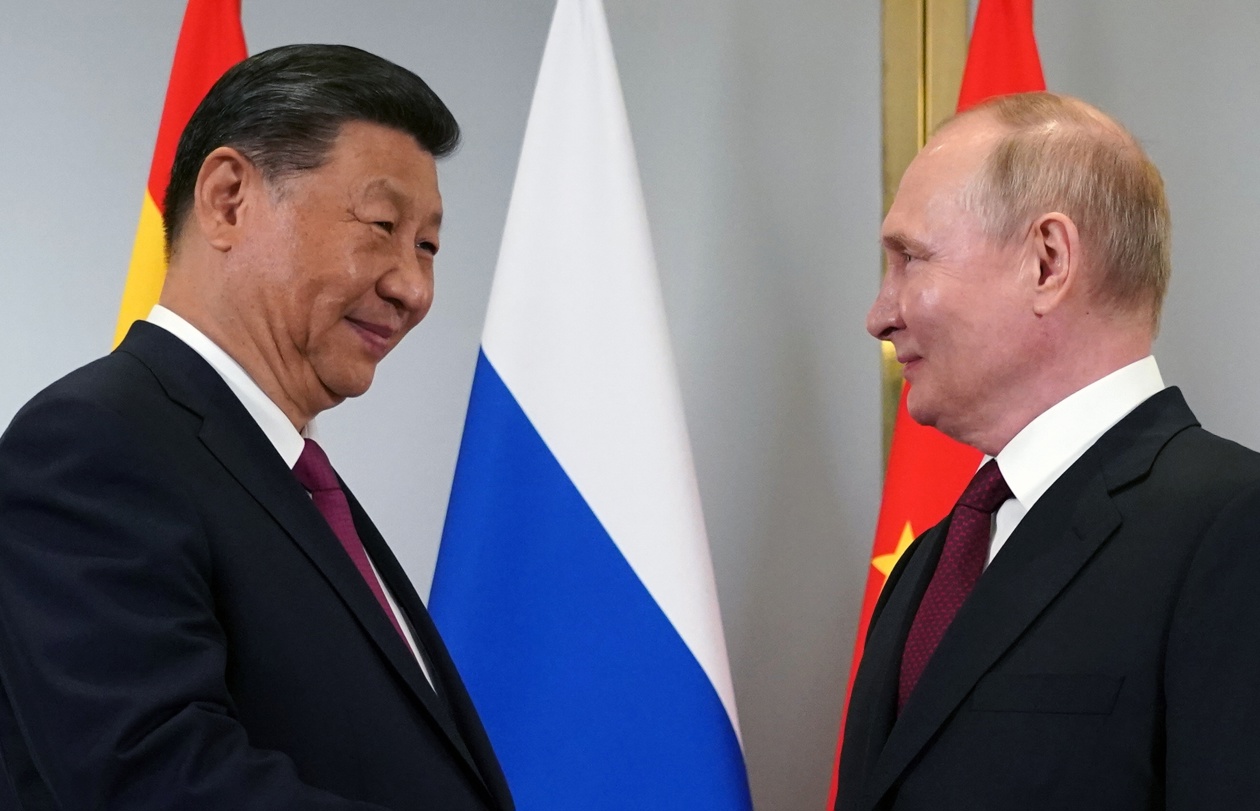 El presidente ruso Vladimir Putin (R) y el presidente chino Xi Jinping se estrechan la mano mientras posan para fotografías durante su reunión al margen de la cumbre de la Organización de Cooperación de Shanghai (OCS) en Astana, Kazajstán, 3 de julio de 2024. (Kazajistán, Rusia) (EFE/EPA/Pavel Volkov/Sputnik/Kremlin)