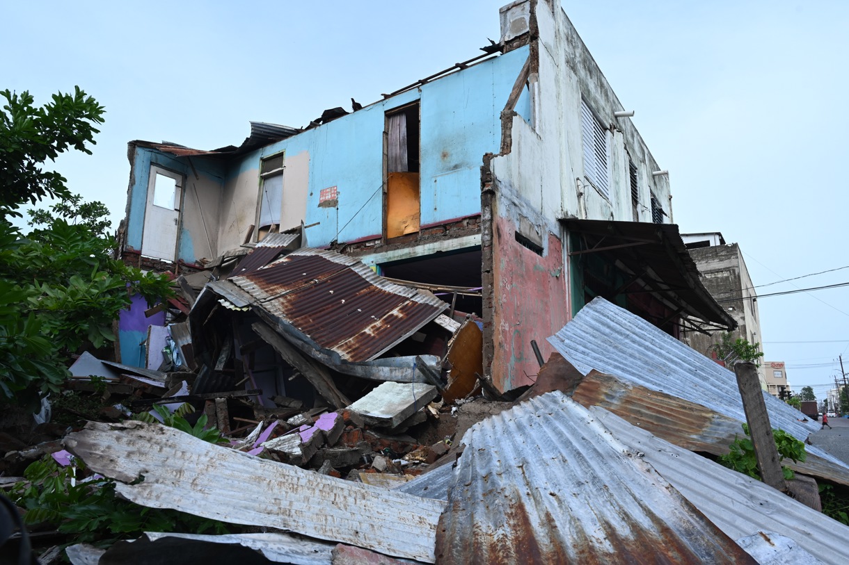 Fotografía de una casa dañada debido al paso del huracán “Beryl” este jueves en Kingston (Jamaica). (EFE/Rudolph Brown)