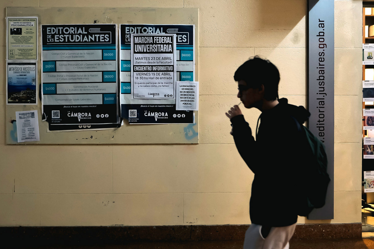 Fotografía de archivo en donde se ve a un estudiante caminar en un centro educativo en Buenos Aires (Argentina). (EFE/Juan Ignacio Roncoroni)