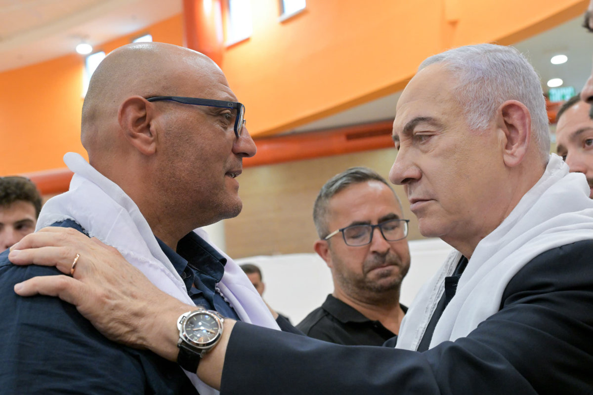 El primer ministro israelí, Benjamín Netanyahu (dcha), visita la localidad drusa de Majdal Shams. Netanyahu avisó este lunes de que la respuesta de Israel al ataque que dejó 12 menores muertos y del que acusa al grupo chií libanés Hizbulá, “llegará, y será dura”. (Fotografía cortesía de la Oficina del Primer Ministro a la agencia EFE9