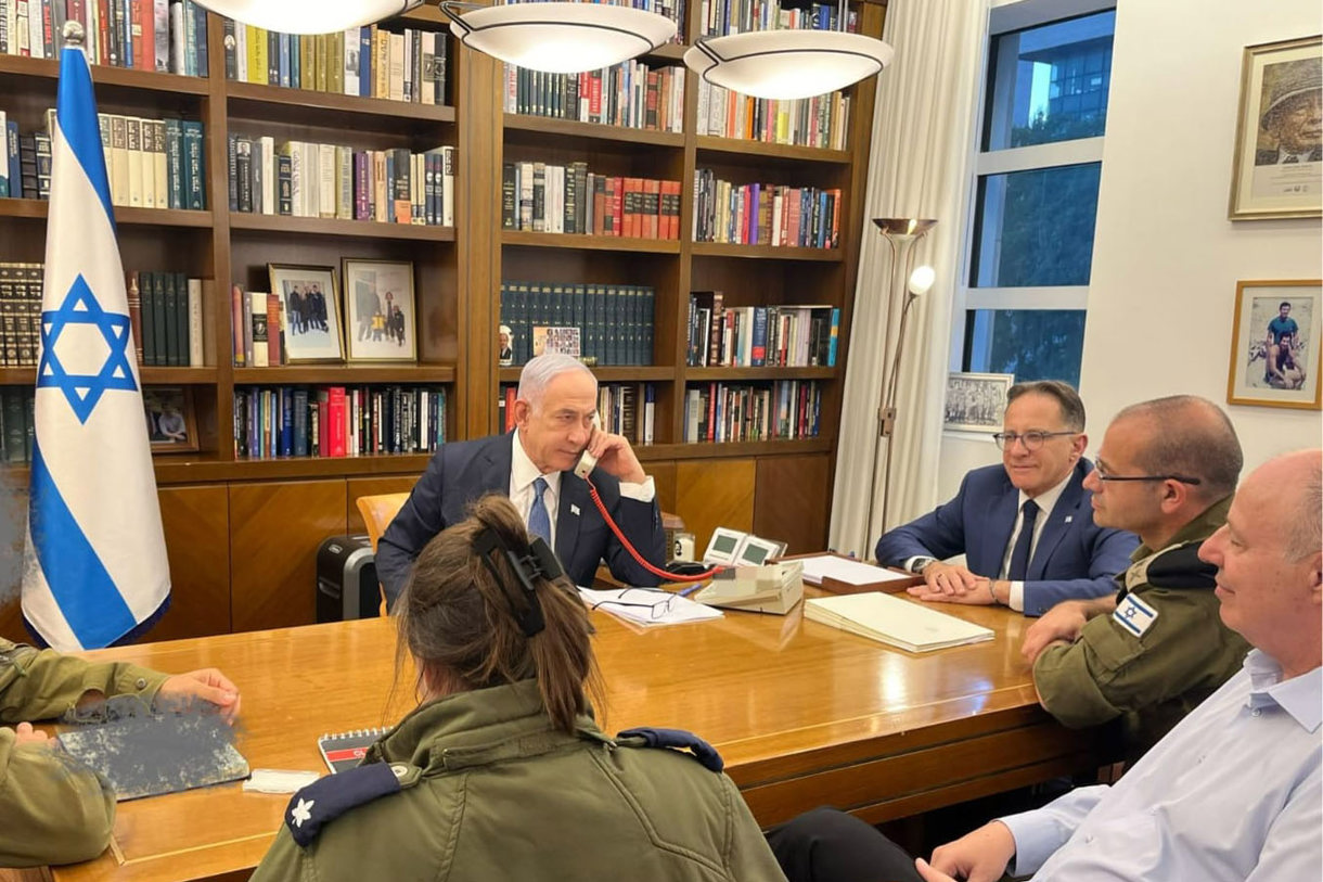 El primer ministro de Israel, Benjamín Netanyahu (i), reunido con la cúpula militar y su asesor de seguridad, Tzagi Hanegbi (d). (Fotografía cedida por la Oficina del Primer Ministro Benjamín Netanyahu a la agencia EFE)