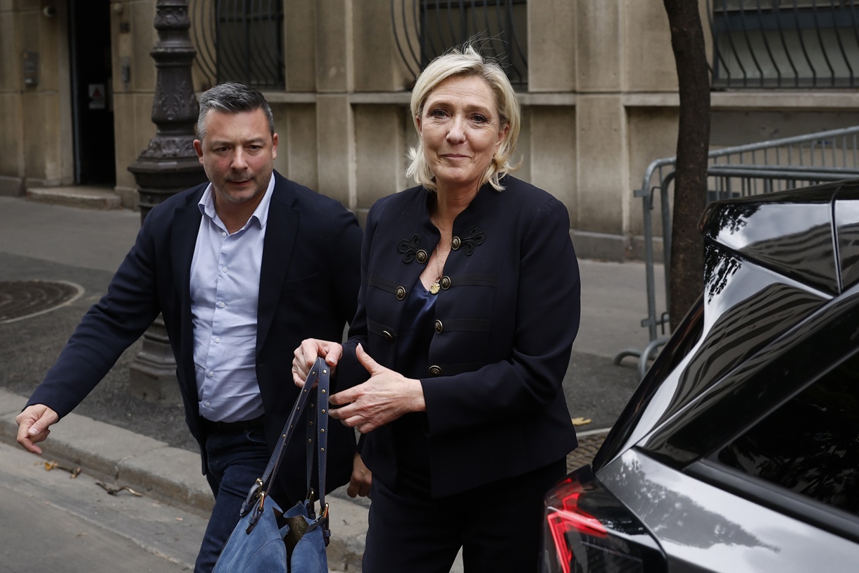 Marine le Pen (R), miembro del Parlamento francés del partido de extrema derecha Rassemblement National (RN), abandona la sede del partido en París, Francia, 03 de julio de 2024. (Elecciones, Francia) (EFE/EPA/Yoan Valat)