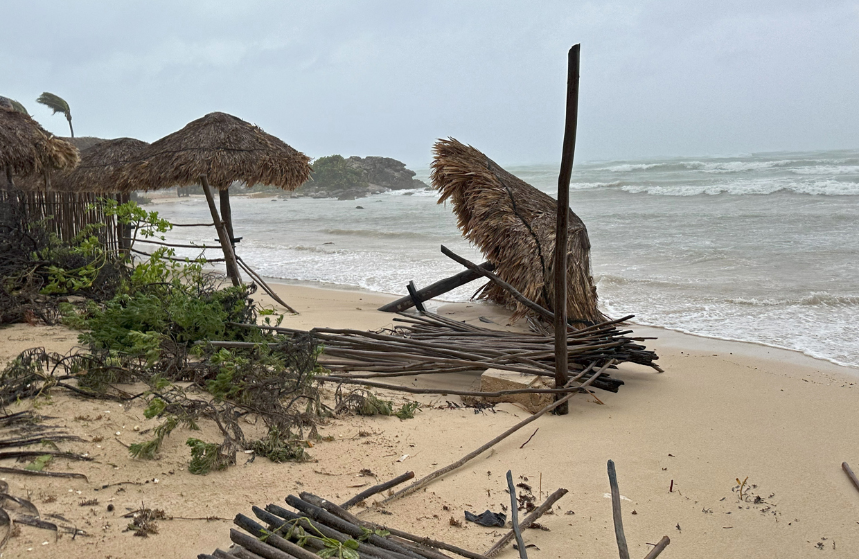 Fotografía donde se observa la entrada del huracán “Berly”, este viernes al municipio de Felipe Carrillo Puerto en Quintana Roo (México). (Foto de Alonso Cupul de la agencia EFE)