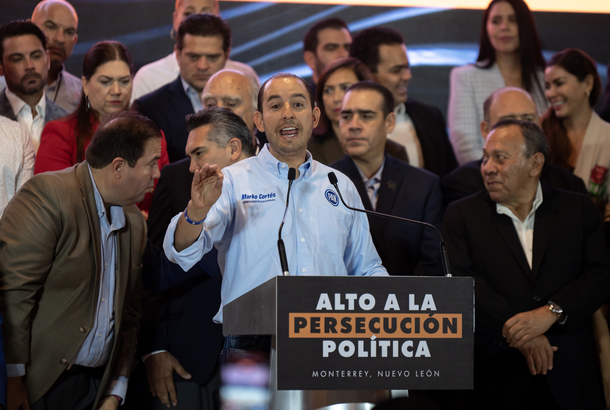 El dirigente nacional del Partido Acción Nacional (PAN), Marko Cortés (c) habla durante una conferencia de prensa. (Fotografía de archivo de Miguel Sierra de la agencia EFE)