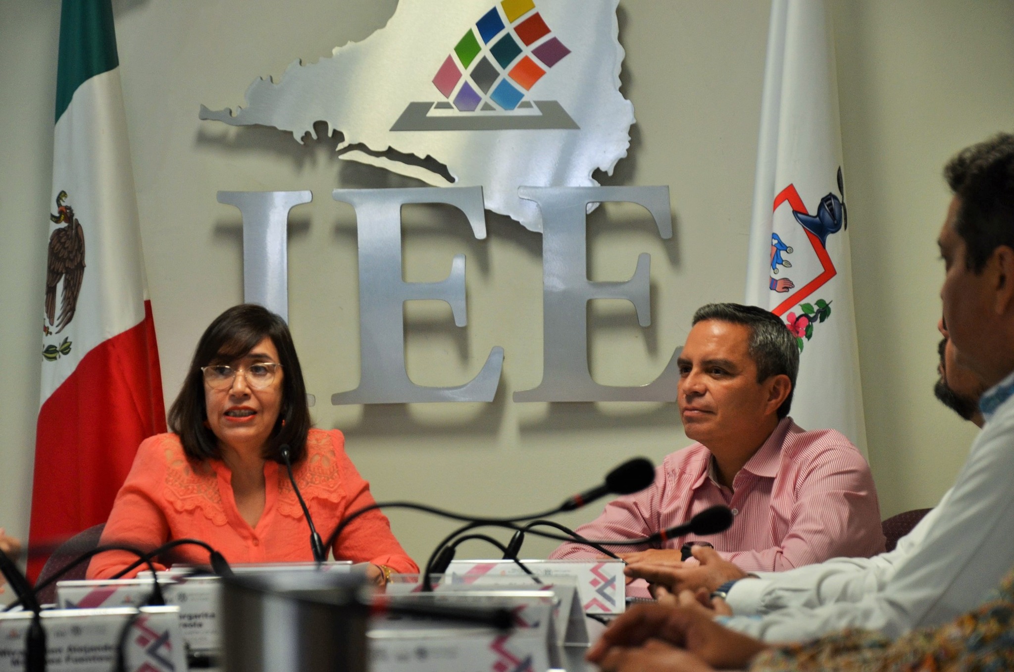 María Elena Adriana Ruiz Visfocri, presidenta del Consejo General del Instituto Electoral del Estado (IEE) y el Rector de la UdeC, Christian Jorge Torres Ortiz Zermeño. (Foto tomada de la Web)