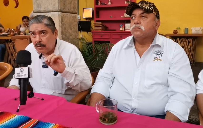 Conferencia de prensa presidida por el dirigente del Sindicato de Trabajadores del Ayuntamiento de Colima, Héctor Arturo León Alam.