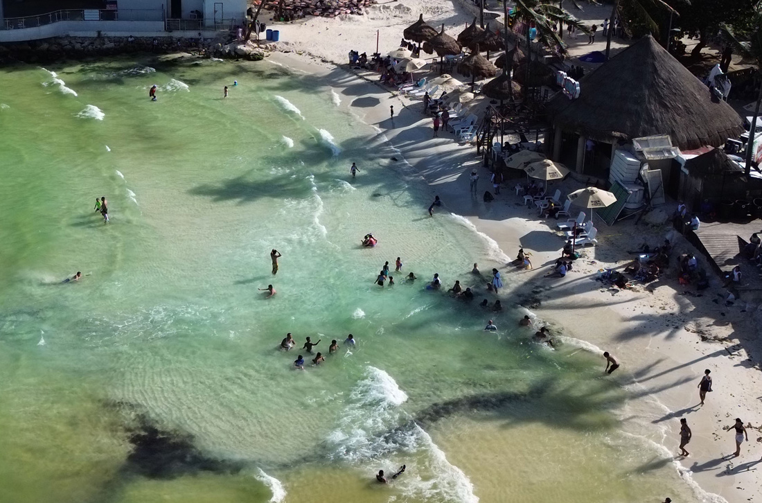 Fotografía aérea de turistas que disfrutan de la formación de ojos de agua en Playa del Carmen, Quintana Roo. (EFE/Lourdes Cruz)