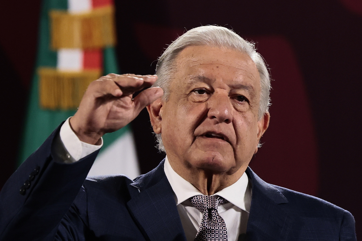 El Presidente de México, Andrés Manuel López Obrador habla durante su conferencia de prensa matutina en Palacio Nacional. (Foto de José Méndez de la agencia EFE)