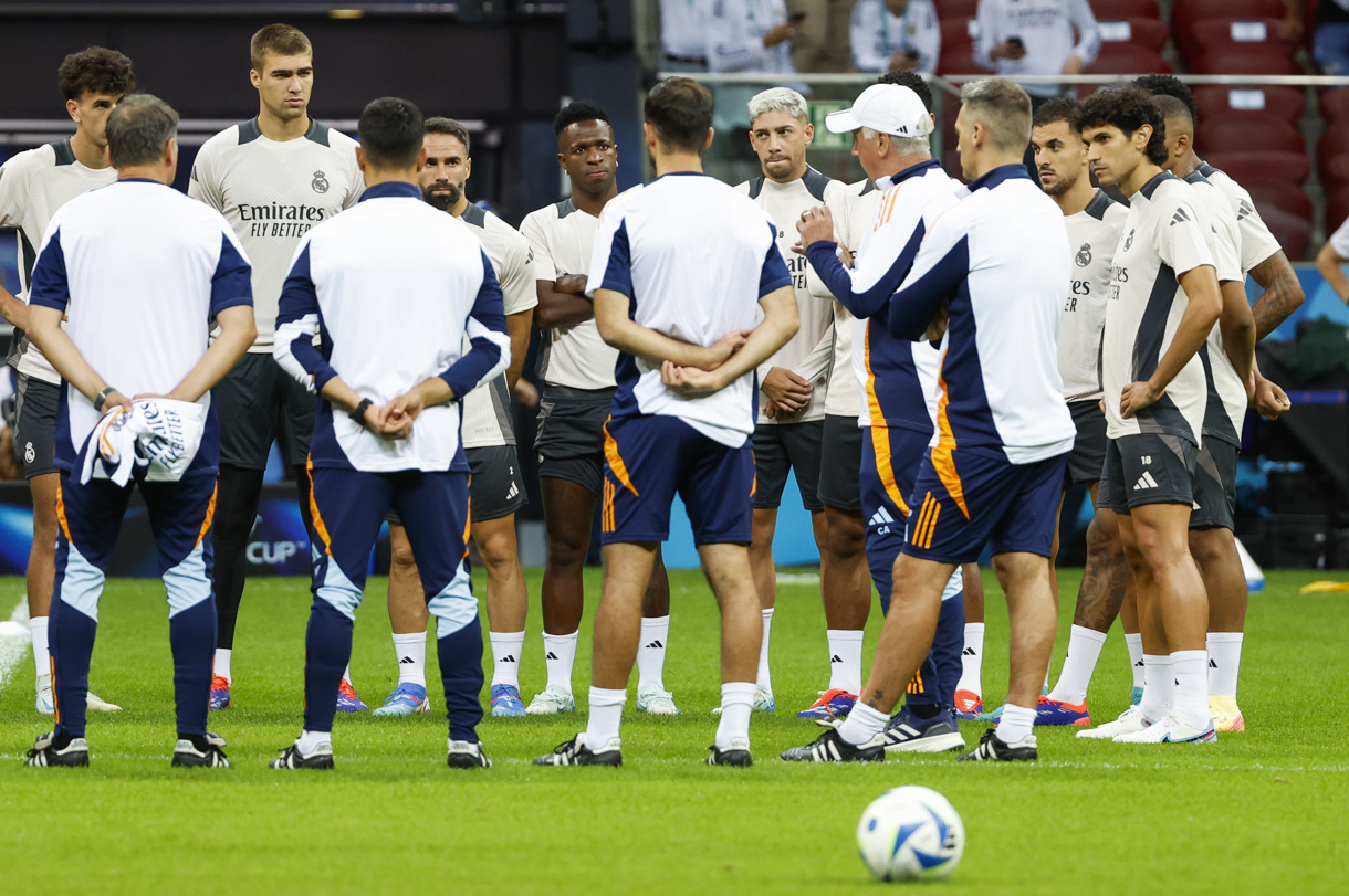 El entrenador del Real Madrid, el italiano Carlo Ancelotti (5d), da instrucciones a sus jugadores en el entrenamiento del equipo este martes en Varsovia, en la víspera del partido de la Supercopa de Europa de futbol que enfrenta a su equipo con el Atalanta. (Foto de Mariscal de la agencia EFE)