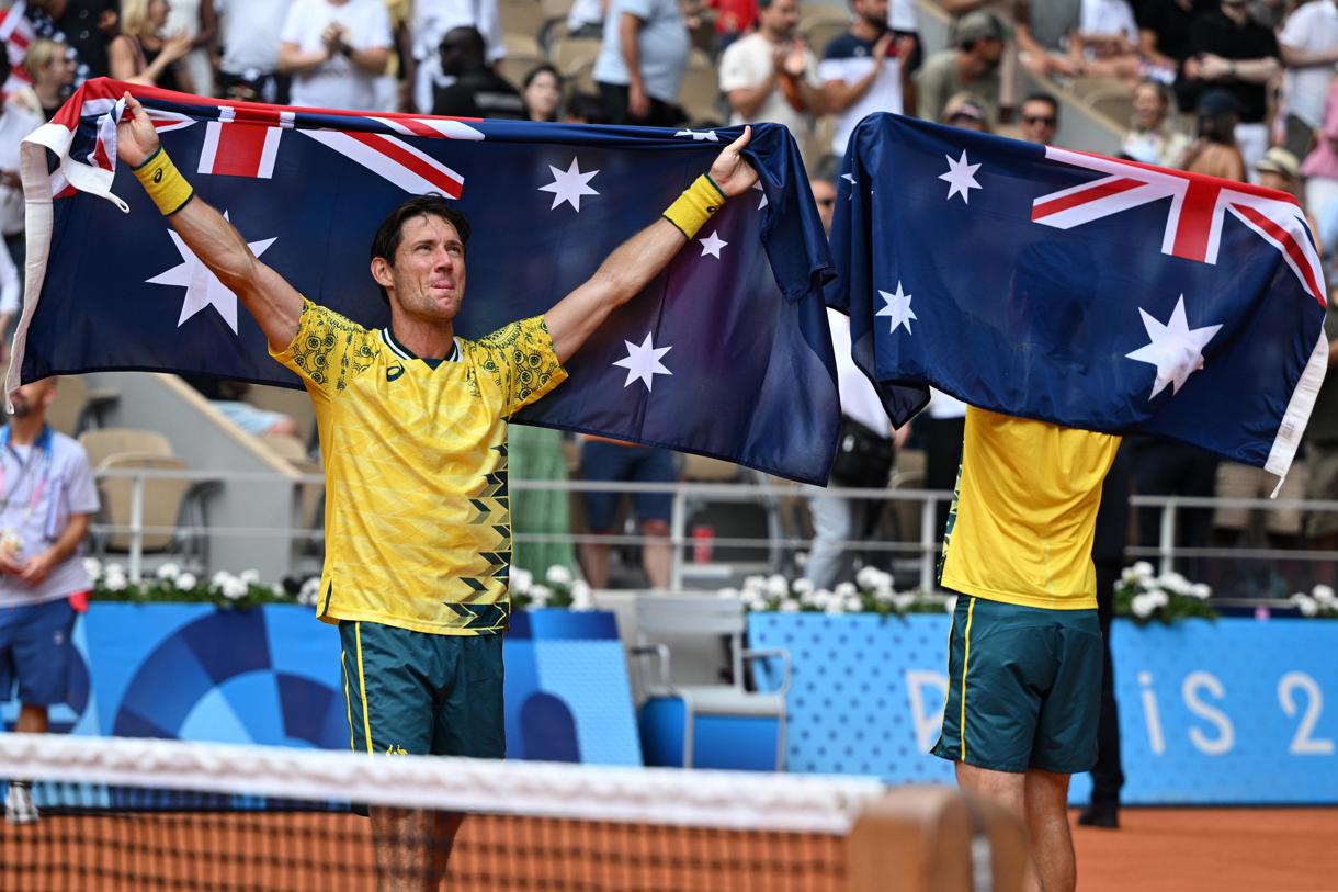 Matthew Ebden y John Peers de Australia celebran el título olímpico de dobles después de ganar la Final contra Austin Krajicek y Rajeev Ram, de los Estados Unidos. (Fotografía de Caroline Blumberg de la agencia EFE/EPA)