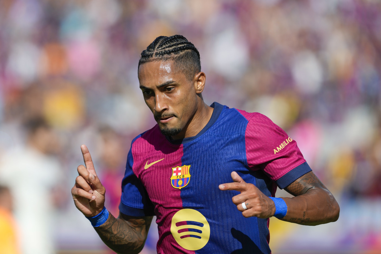 El delantero brasileño del Barcelona Raphinha celebra el primer gol de su equipo, durante el partido de LaLiga ante el Real Valladolid que se disputa este sábado en el estadio Olímpico Lluis Companys de Barcelona. (Foto de Alejandro García de la agencia EFE)