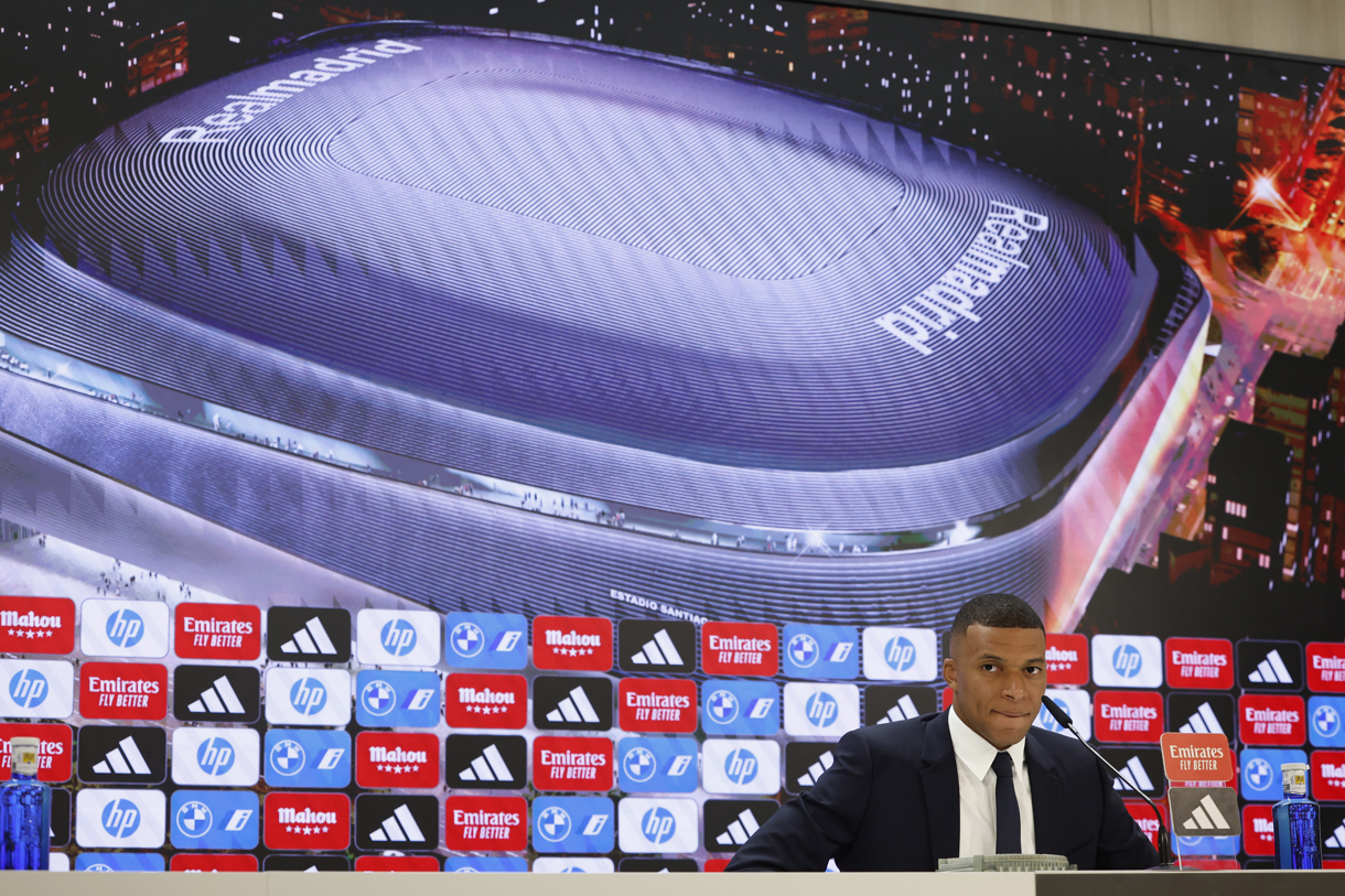 El francés Kylian Mbappé durante la rueda de prensa ofrecida tras su presentación como nuevo jugador del Real Madrid. (Foto de Chema Moya de la agencia EFE)