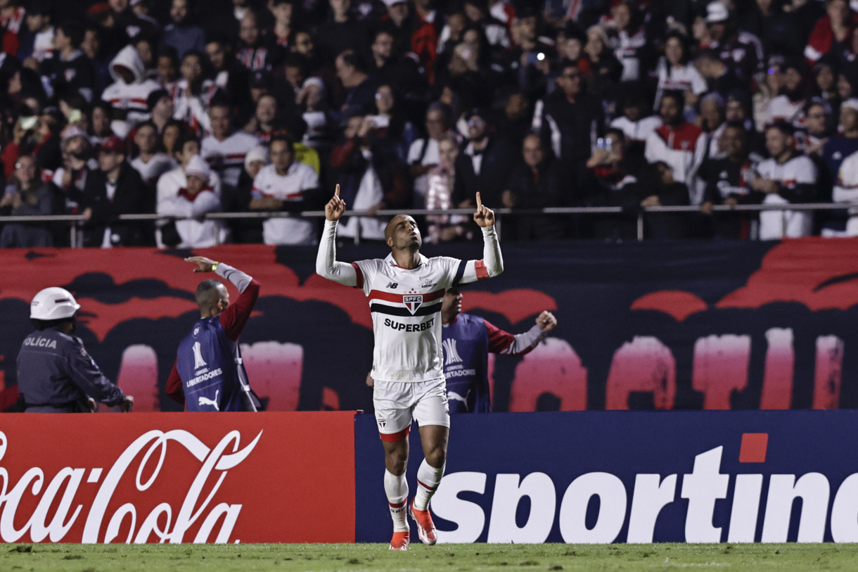 El delantero de São Paulo Lucas Moura fue convocado este sábado por el entrenador brasileño, Dorival Júnior, para relevar a Savinho en los 2 próximos encuentros de la Canarinha ante Ecuador y Paraguay. (Foto de Isaac Fontana de la agencia EFE)