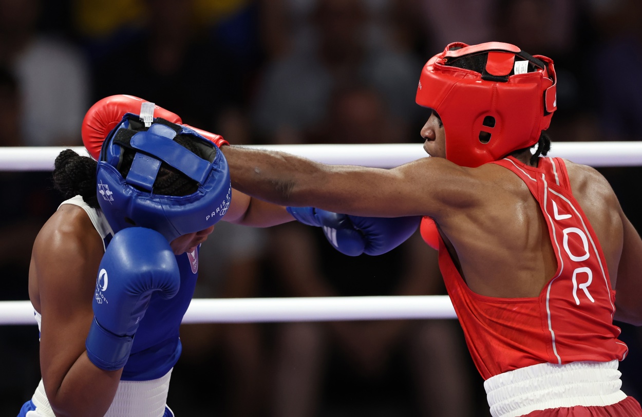 La boxeadora Cindy Ngamba, dio la primera medalla al equipo olímpico de refugiados, en su combate ante la francesa Davina Michel en Villepinte, Francia. (Fotografía de Ali Haider de la agencia EFE/EPA)