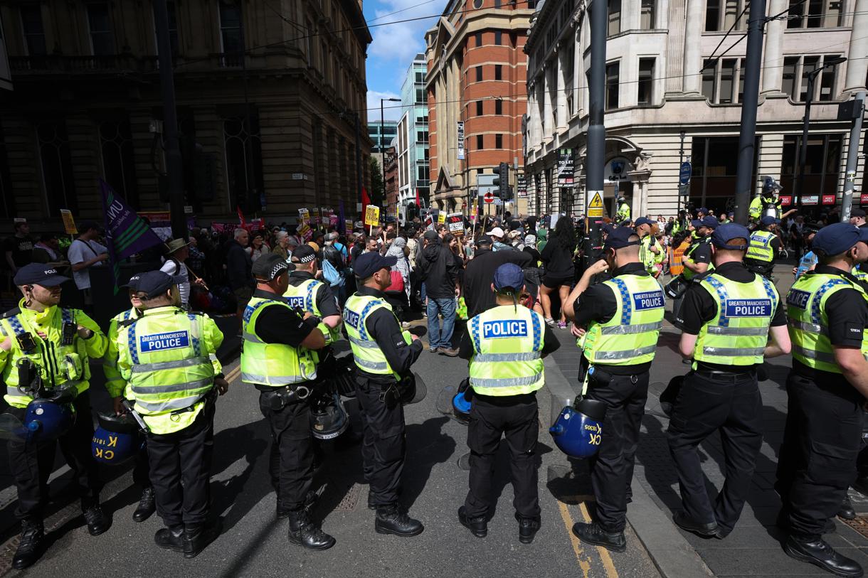 La policía desplegada ante una manifestación en Manchester (Inglaterra) contra la violencia en protesta por el reciente asesinato de 3 niñas. (Fotografía de la agencia EFE/EPA/STR)