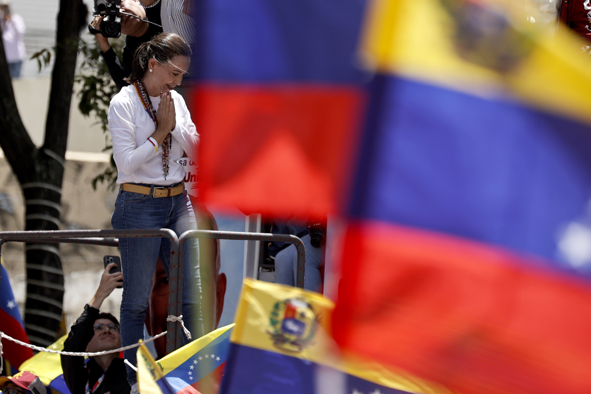 La líder opositora de Venezuela María Corina Machado habla durante una protesta en rechazo a los resultados oficiales de las elecciones presidenciales -que dan la victoria al presidente Nicolás Maduro-, este sábado en Caracas (Venezuela). (Fotografía de Henry Chirinos de la agencia EFE)