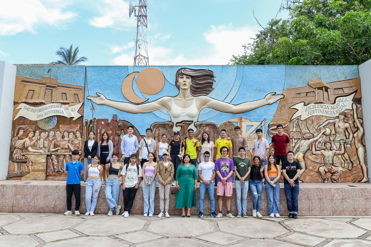 Alumnos y alumnas extranjeros y de otros estados de la República mexicana, que estarán cursando estudios en nuestra Universidad de Colima, se tomaron la tradicional foto ante el mural ubicado junto a Rectoría. (Foto de la Dirección General de Prensa)