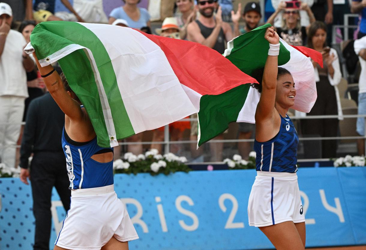 Jasmine Paolini y Sara Errani dieron la primera medalla de oro en tenis para Italia. Fotografía de Caroline Blumberg de la agencia EFE/EPA)