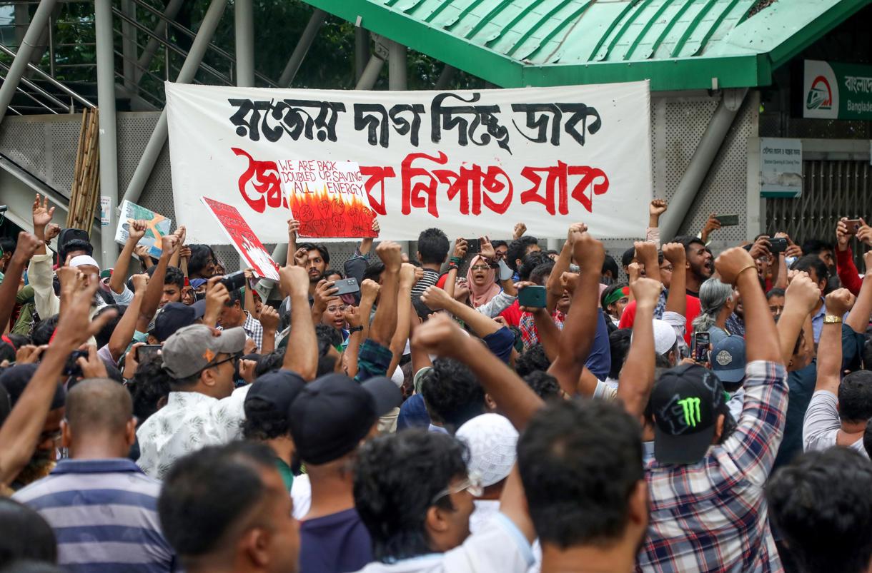 Protestas en Daca de los estudiantes y la sociedad civil contra el Gobierno de Bangladés. (Fotografía de Monirul Alam de la agencia EFE/EPA)