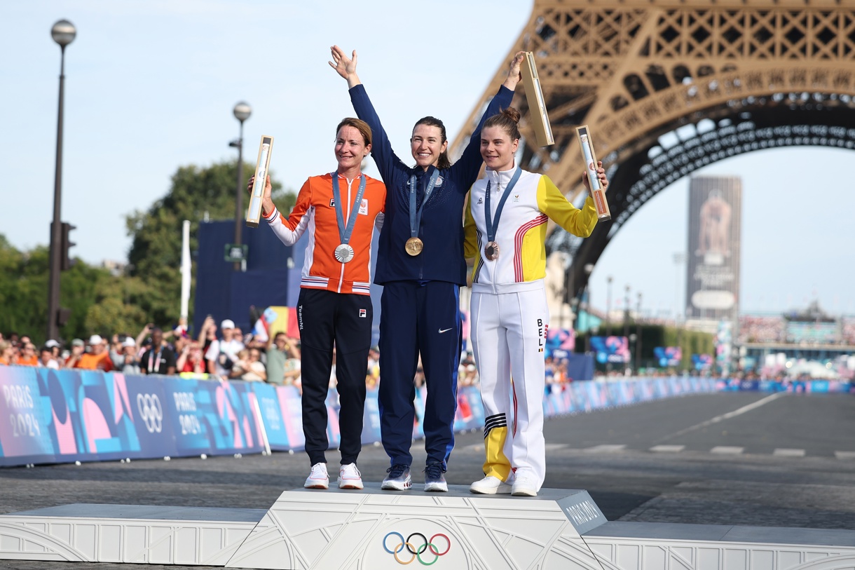 (I-D) La medallista de plata, la neerlandesa Marianne Vos, la campeona olímpica la estadounidense Kristen Faulkner y la belga y bronce Lotte Kopecky. (Fotografía de Christophe Petit Tesson de la agencia EFE/EPA)