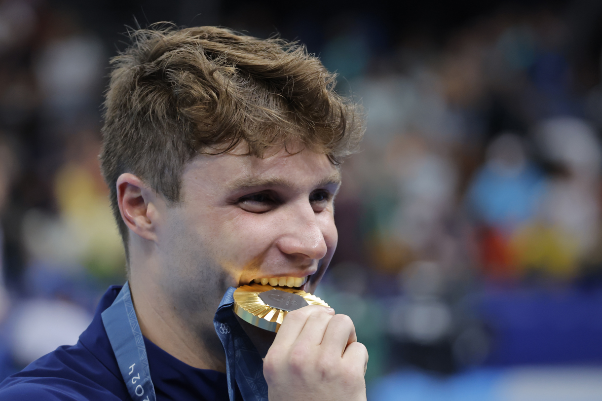 El nadador estadounidense Bobby Finke posa con la medalla de oro en la final de 1,500m Estilo libre masculino de los Juegos Olímpicos de París 2024 este domingo, en Nanterre. Fotografia de Lavandeira Jr. de la agencia EFE)