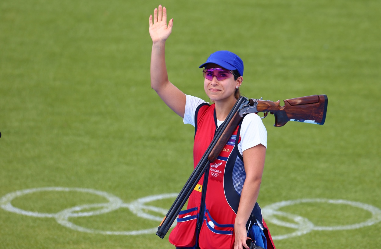 La tiradora chilena Francisca Crovetto ganó la medalla de oro de skeet en los Juegos de París en Chateauroux, Francia. (Fotografía de Vassil Donev de la agencia EFE/EPA)