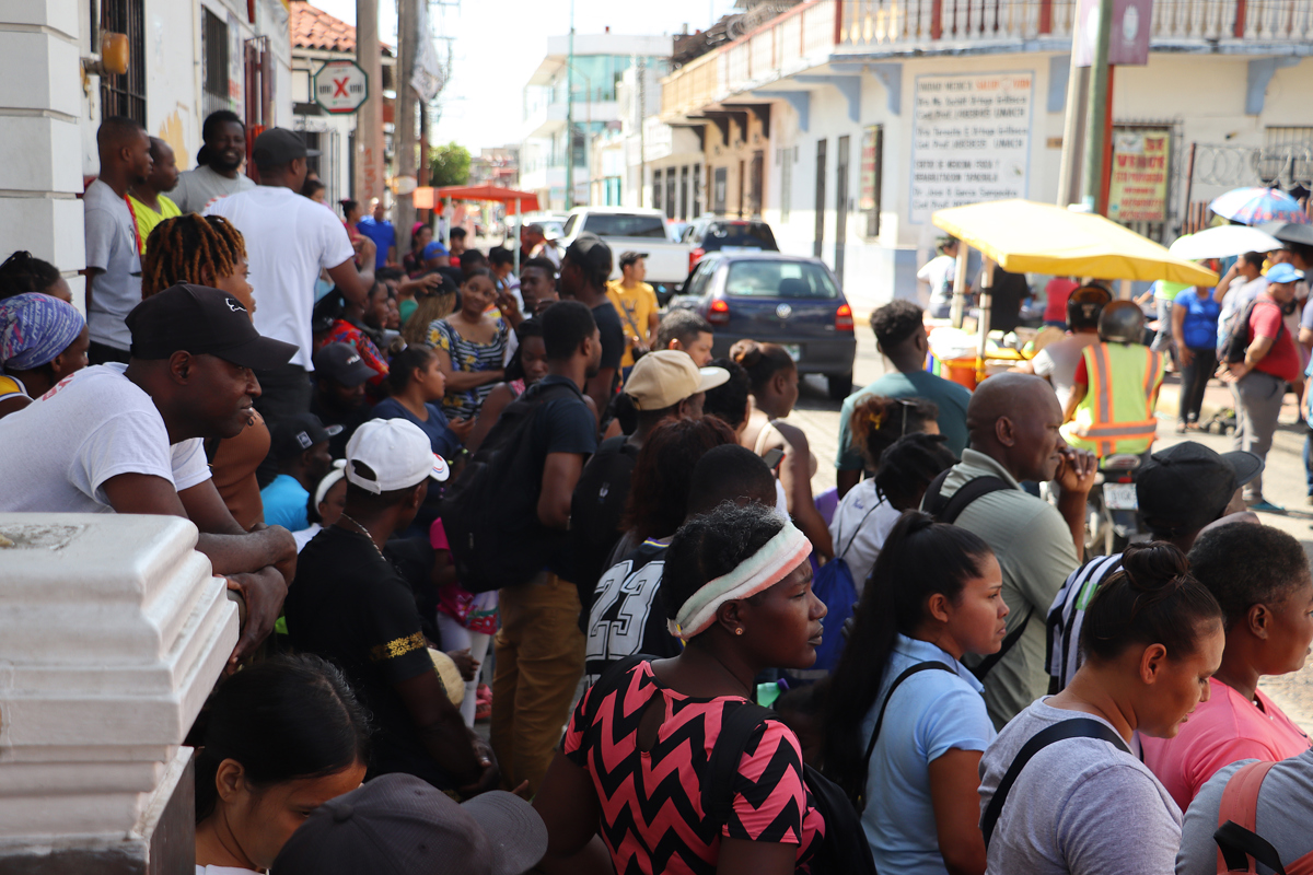 Migrantes hacen fila a la esperar de resolver su situación migratoria este sábado, en la ciudad de Tapachula, en el estado de Chiapas (México). (Fotografía de Juan Manuel Blanco de la agencia EFE)