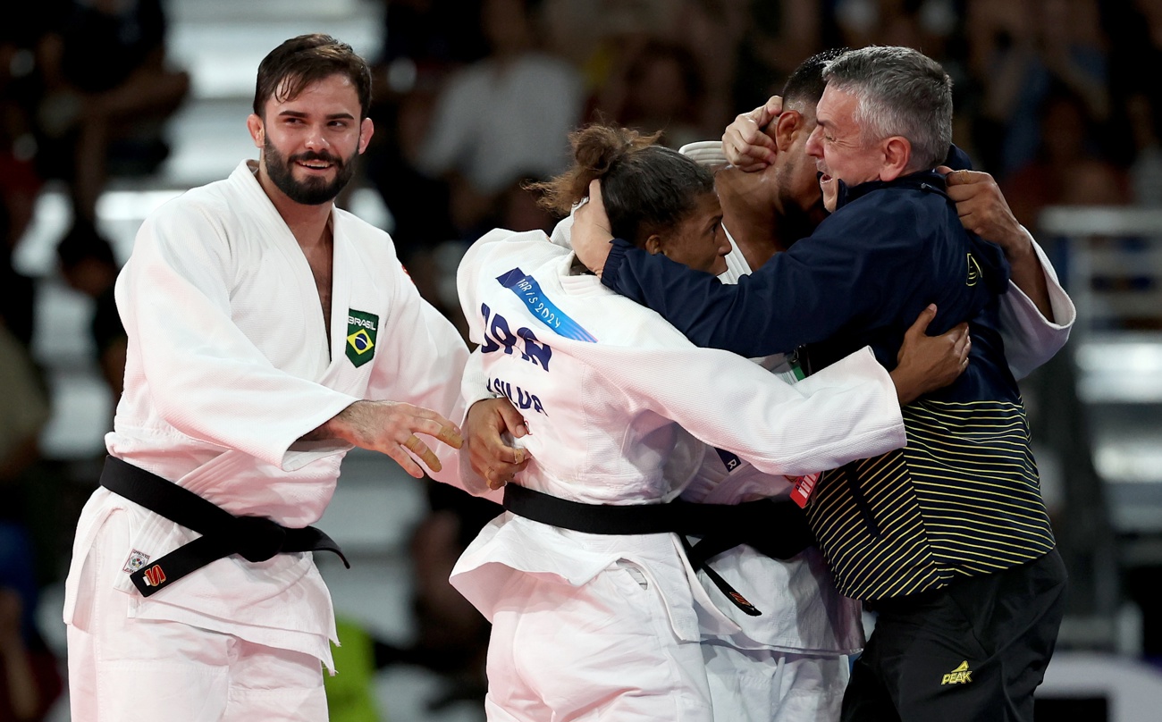 El equipo brasileño celebra el bronce durante la prueba mixta del judo que se disputa en los Campos de Marte en París, Francia. (Fotografía de Daniel Irungu de la agencia EFE/EPA)