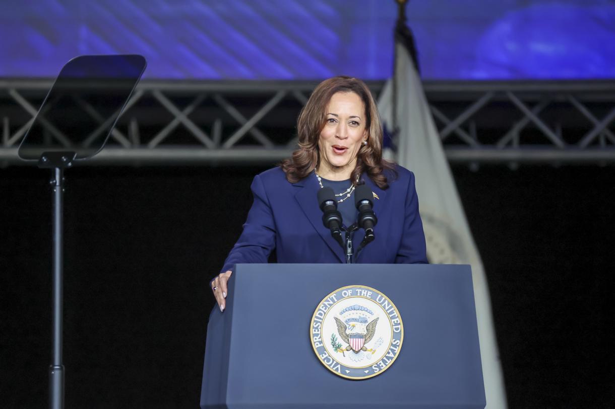 La vicepresidenta de EUA, Kamala Harris, se dirige a la 60.a Bienal Internacional de Boule de Sigma Gamma Rho Sorority Inc. en el Centro de Convenciones George R. Brown en Houston, Texas, EUA, el 31 de julio de 2024. (Fotografía de Leslie Plaza Johnson de la agencia EFE/EPA)