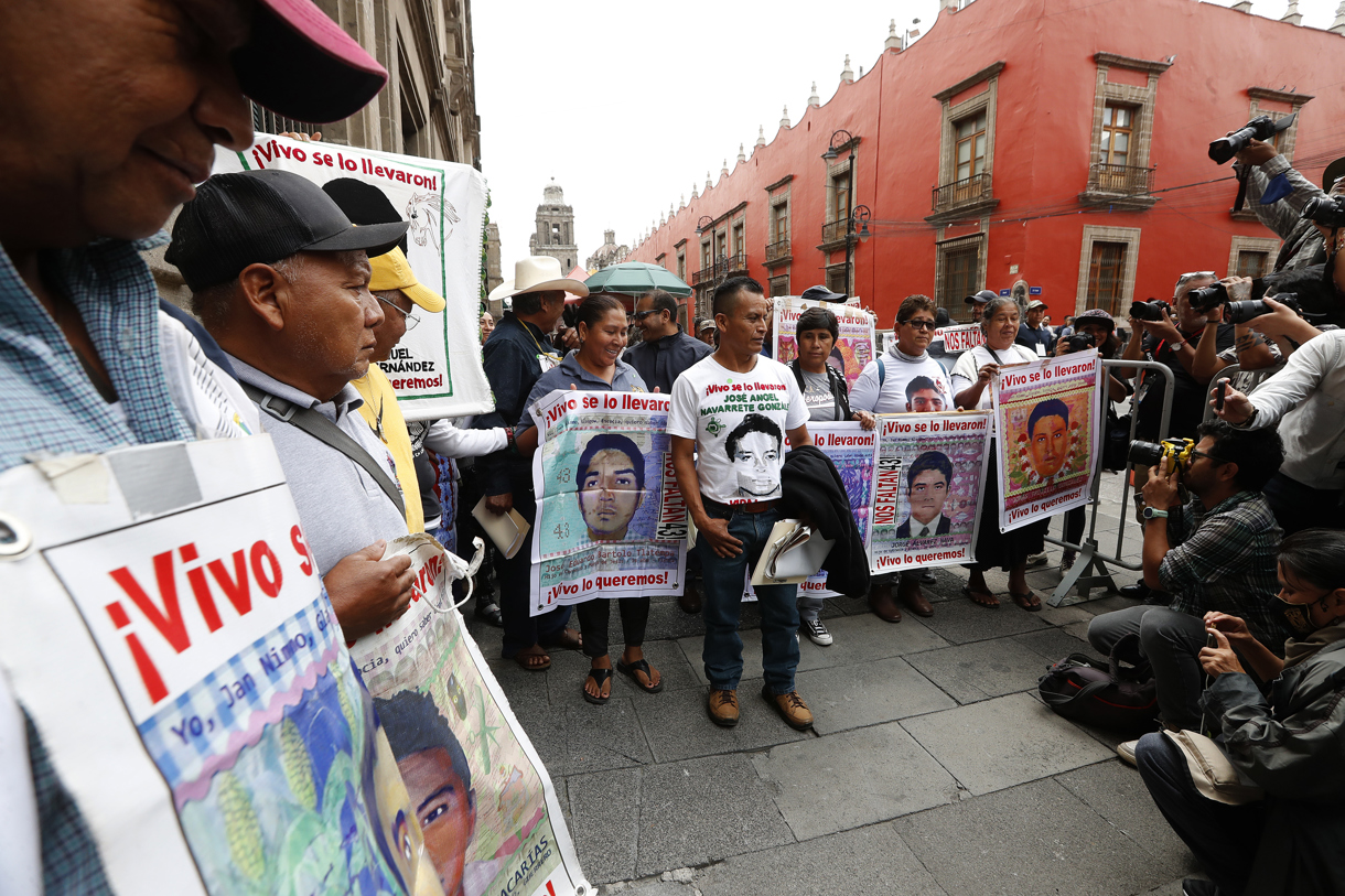 Familiares y amigos de los 43 normalistas desaparecidos de Ayotzinapa se manifiestan al término de una reunión con el presidente de México, Andrés Manuel López Obrador, este martes en el Palacio Nacional de Ciudad de México (México). (Foto de Mario Guzmán de la agencia EFE)