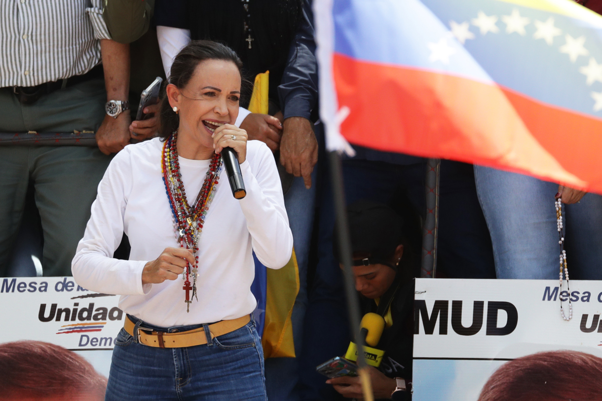 La líder opositora de Venezuela María Corina Machado habla en una protesta en rechazo a los resultados oficiales de las elecciones presidenciales -que dan la victoria al presidente Nicolás Maduro-, este 3 de agosto de 2024, en Caracas (Venezuela). (Fotografía de Ronald Peña R. de la agencia EFE)