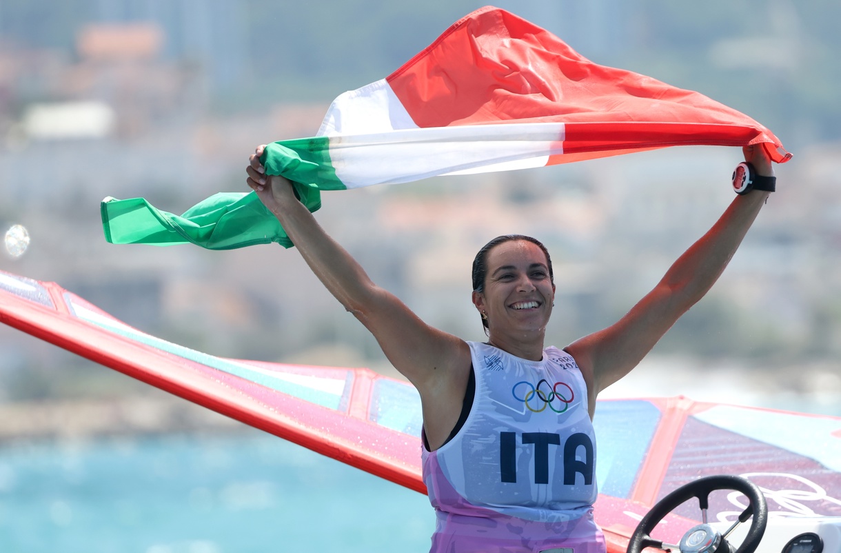 Marta Maggetti, de Italia, celebra la victoria en la final olímpica. (Fotografía de Olivier Hoslet de la agencia EFE/EPA)