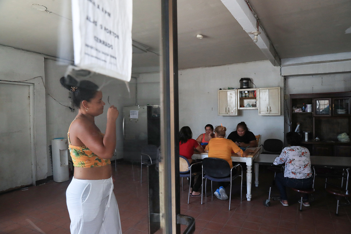 Migrantes descansan en el albergue “Tierra de Oro” en espera de resolver su situación migratoria este viernes, en ciudad Juárez (México). (Foto de Luis Torres de la agencia EFE)