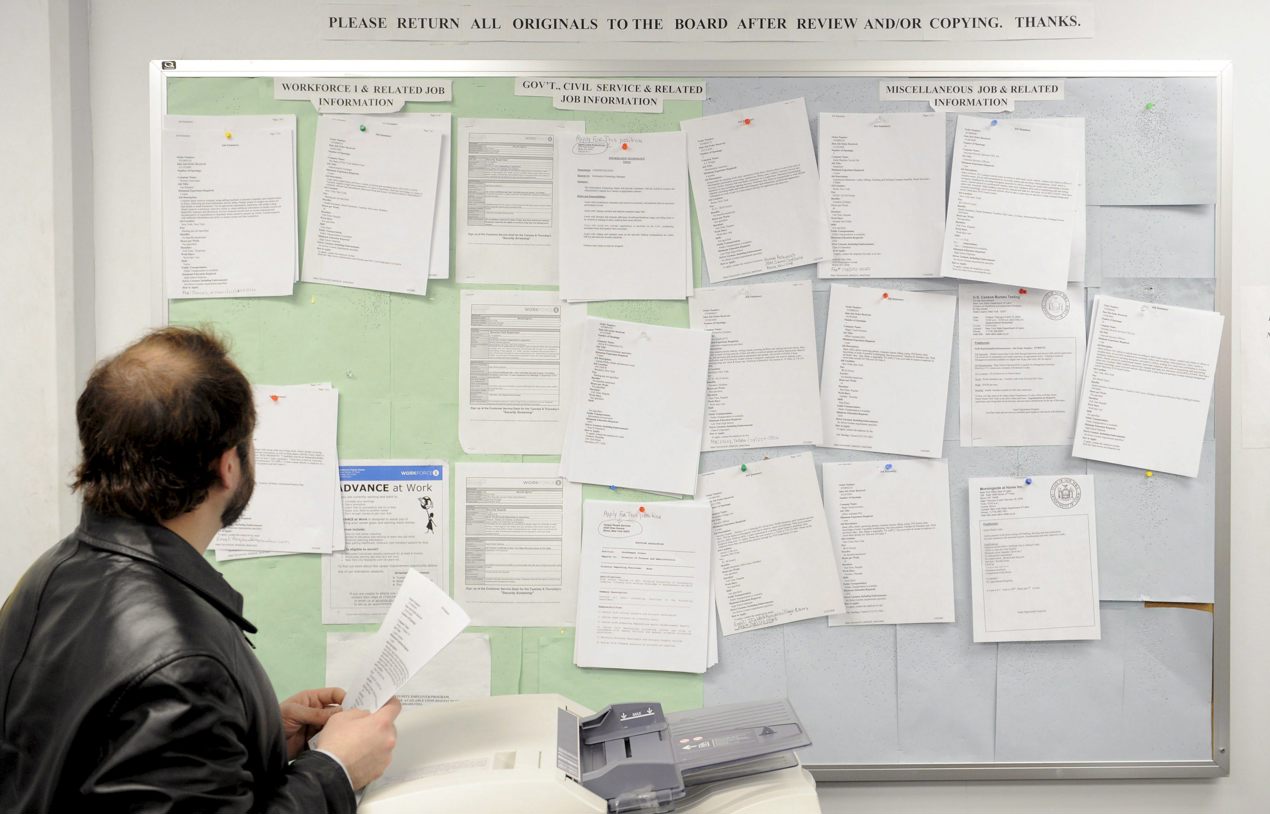 Un hombre busca trabajo en un tablón de anuncios del centro de desempleo Workforce1 Career Center en Brooklyn, Nueva York, EUA. (Fotografía de archivo de Justin Lane de la agencia EFE)