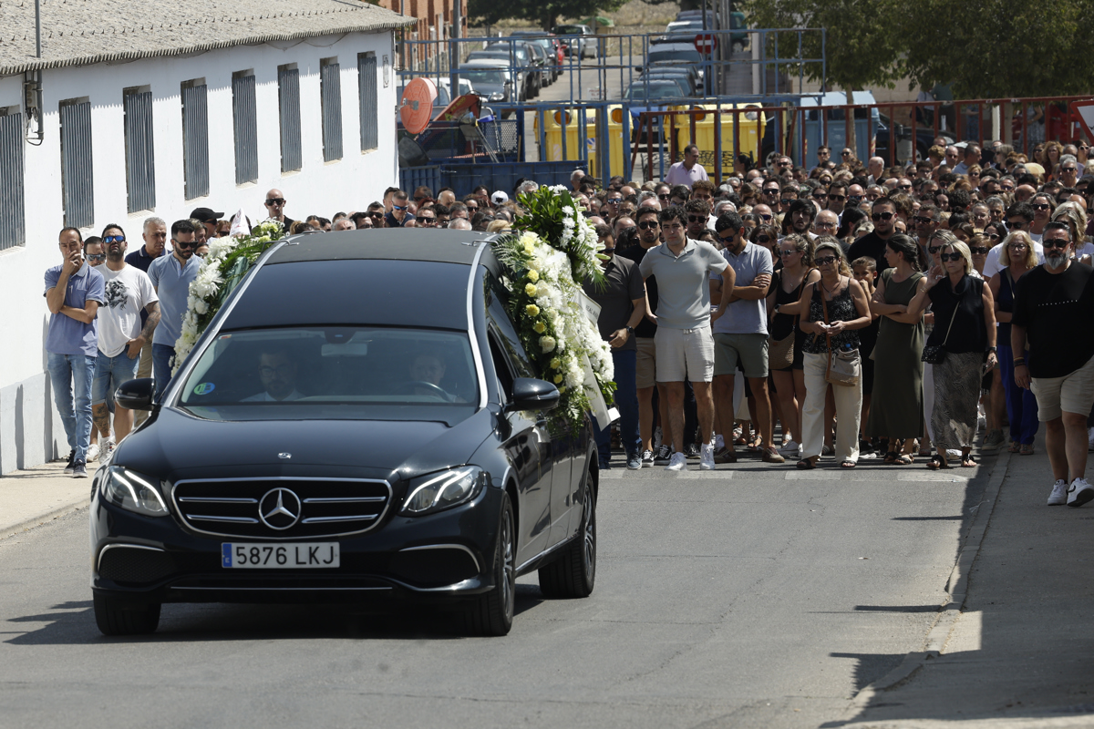 El coche fúnebre traslada el féretro con los restos mortales del pequeño Mateo al cementerio de la localidad. (Foto Chema Moya de la agencia EFE)