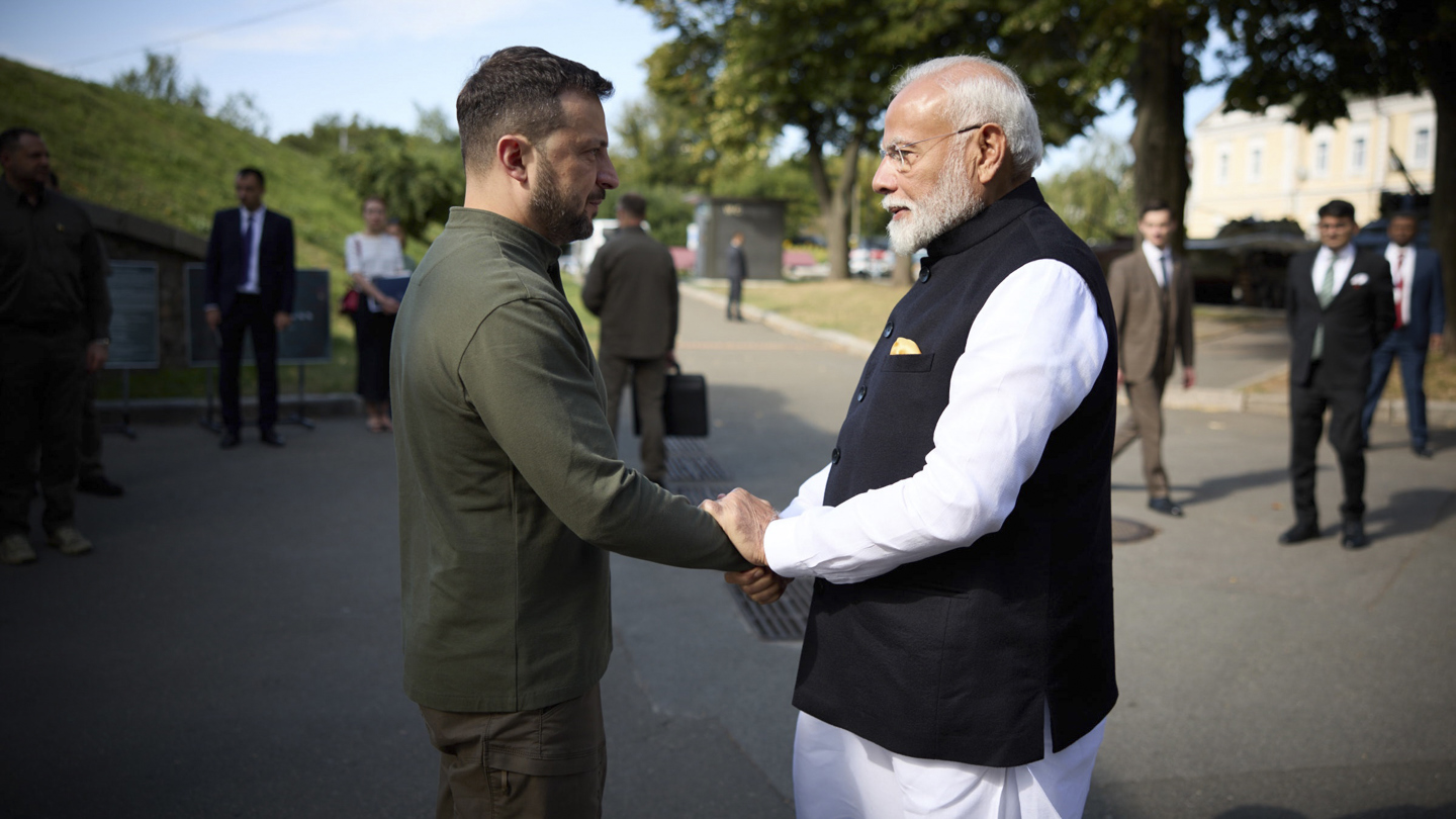 Fotografía de la cuenta de la red social X del presidente ucraniano, Volodímir Zelenski (i) recibiendo al primer ministro de la India, Narendra Modi, a su llegada a Kiev. (Foto de EFE/ X)