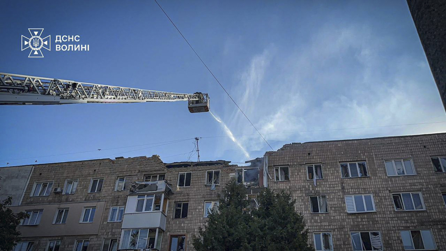 Equipos de rescate trabajan en el lugar donde cayó un proyectil ruso este lunes. Alrededor de las 8:30 de la mañana, un proyectil alcanzó un edificio de apartamentos en una de las avenidas de la ciudad de Lutsk. (Foto de Servicio Estatal De Emergencias De Ucrania Lutsk para la agencia EFE)