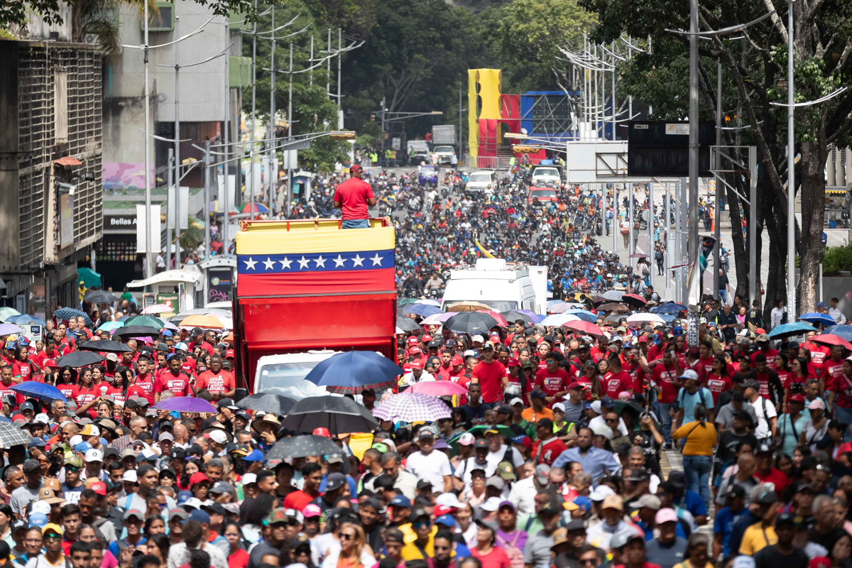 Fotografía del 22 de agosto de 2024 de simpatizantes del Gobierno del presidente de Venezuela, Nicolás Maduro, que participan en una marcha de apoyo en Caracas (Venezuela). (Foto de Ronald Peña R. de la agencia EFE)