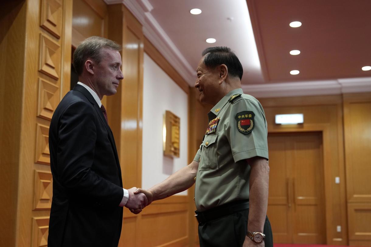 El general Zhang Youxia, vicepresidente del principal organismo militar de China (d), estrecha la mano del asesor de seguridad nacional de la Casa Blanca, Jake Sullivan (i), antes de una reunión en Pekín, el 29 de agosto de 2024. (Foto Ng Han Guan/POOL de la agencia EFE/EPA)