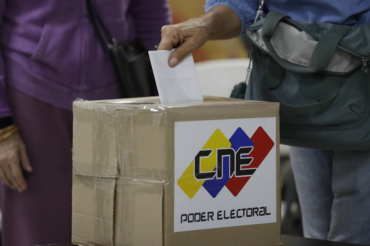 Una ciudadana venezolana vota en las elecciones presidenciales. (Foto de archivo de Bienvenido Velasco de la agencia EFE)