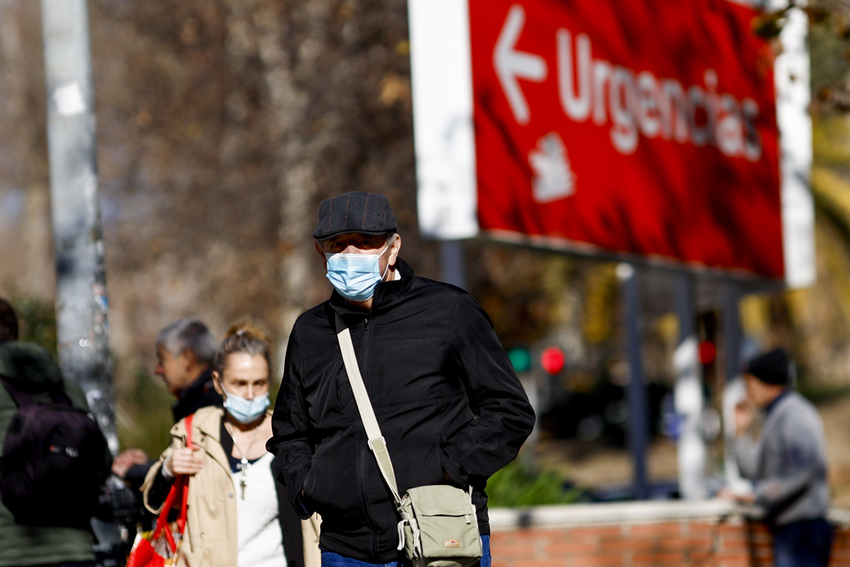 Fotografía de archivo de personas con mascarillas caminando en el entorno de un centro sanitario. (Foto de Rodrigo Jiménez de la agencia EFE)