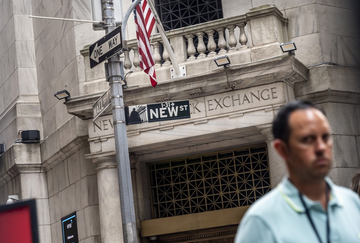 Una persona camina frente a la Bolsa de Valores de Nueva York en Nueva York, EUA, el 2 de agosto de 2024. (Foto de Olga Fedorova de la agencia EFE/EPA)