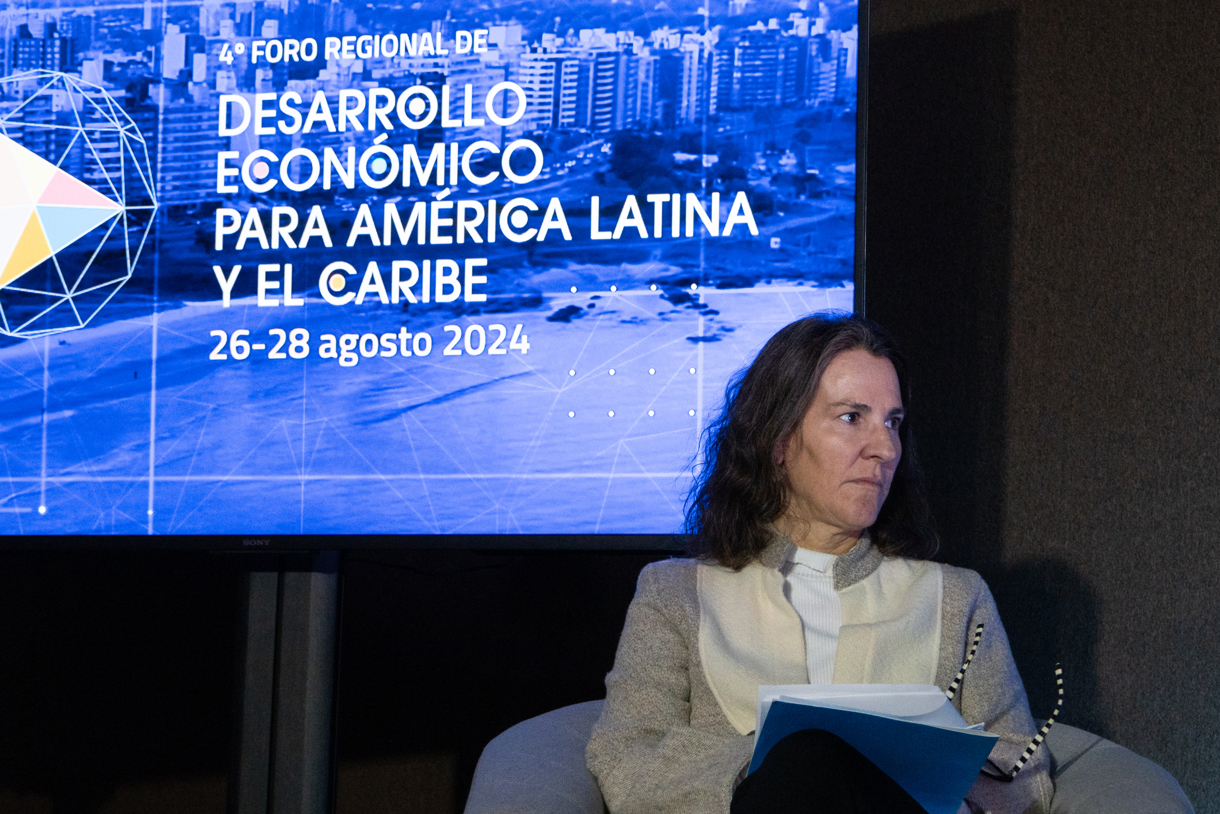 La responsable de ONU Mujeres para Argentina y Uruguay, Magdalena Furtado, asiste al panel “Autonomía económica y empoderamiento de las mujeres” de la cuarta edición del Foro Regional de Desarrollo Económico Local de América Latina y El Caribe en la sede de la Intendencia este martes, en Montevideo (Uruguay). (Foto de Sofia Torres de la agencia EFE)