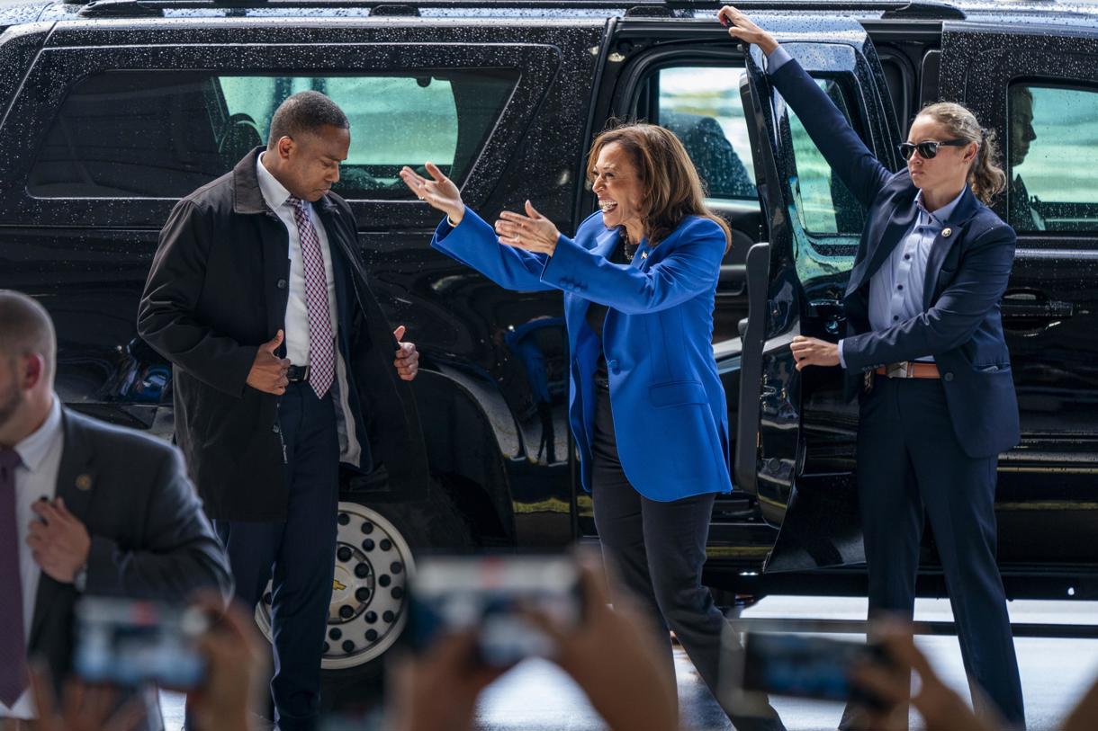 Fotografía de archivo de la vicepresidenta de Estados Unidos y candidata presidencial demócrata, Kamala Harris (centro), mientras saluda a sus partidarios antes de una gira en autobús de campaña en el Aeropuerto Internacional de Pittsburgh, en Pittsburgh, Pensilvania, EUA, el 18 de agosto de 2024. (Foto de Shawn Thew de la agencia EFE/EPA)