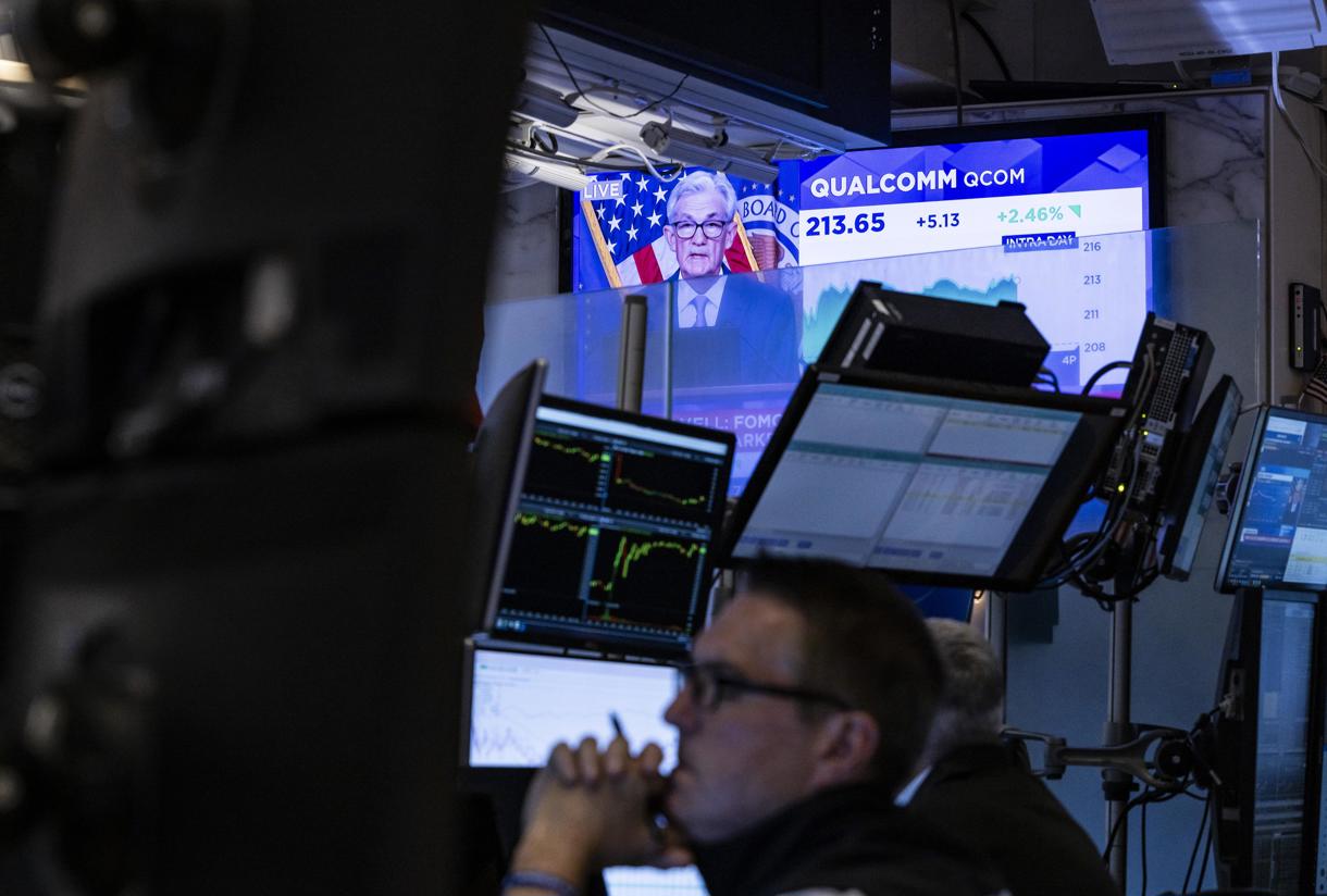 Fotografía de archivo de un corredor que trabaja mientras el presidente de la Reserva Federal de Estados Unidos, Jerome Powell, aparece en una pantalla de televisión, en el piso de la Bolsa de Valores de Nueva York, en Nueva York, EUA, 12 de junio de 2024. (Foto de Justin Lane de la agencia EFE/EPA)