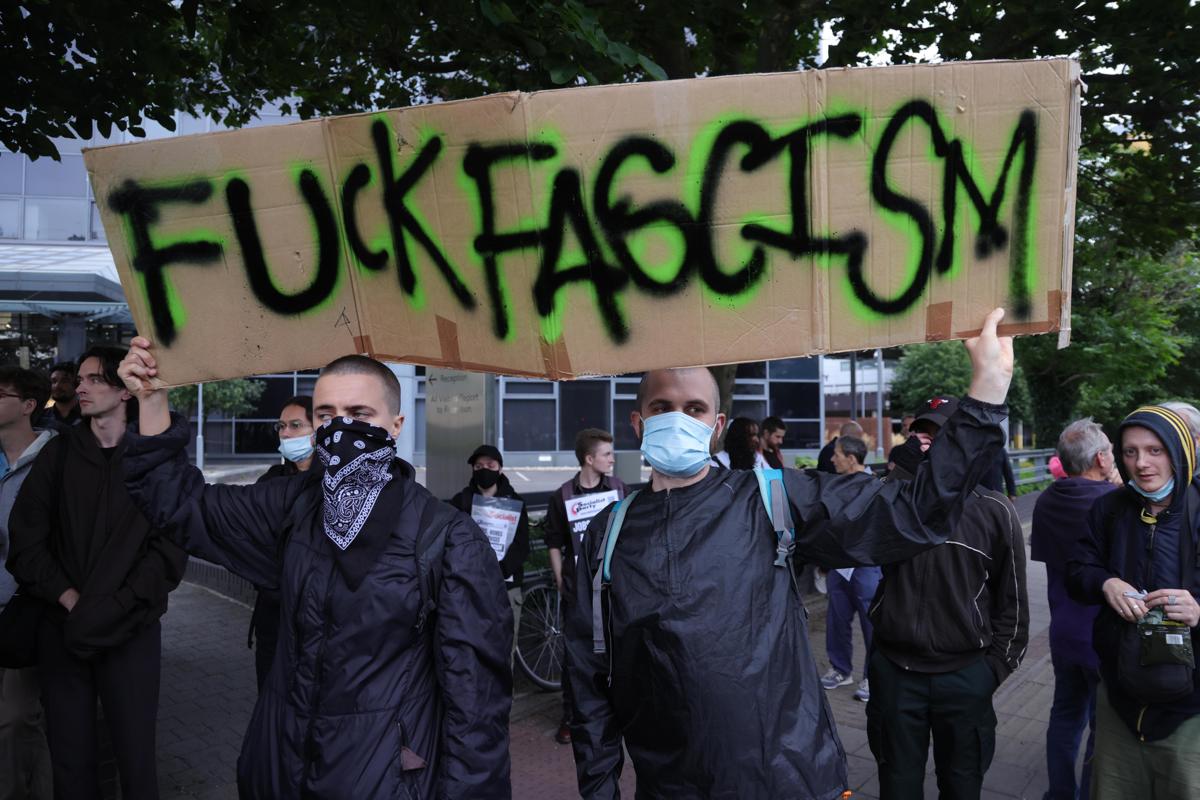 Manifestantes antirracistas se reúnen en Brentford, al oeste de Londres, este miércoles. (Foto de Neil Hall de la agencia EFE/EPA)