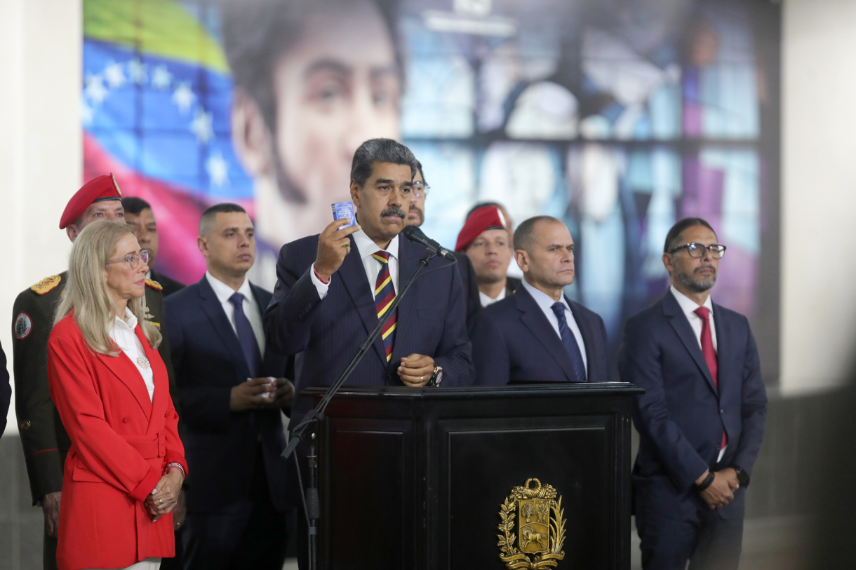 Fotografía cedida por Prensa Miraflores del presidente de Venezuela, Nicolás Maduro (c), hablando durante una rueda de prensa en el Tribunal Supremo de Justicia, este viernes en Caracas (Venezuela). (Foto de Cortesía de la Prensa Miraflores para la agencia EFE)