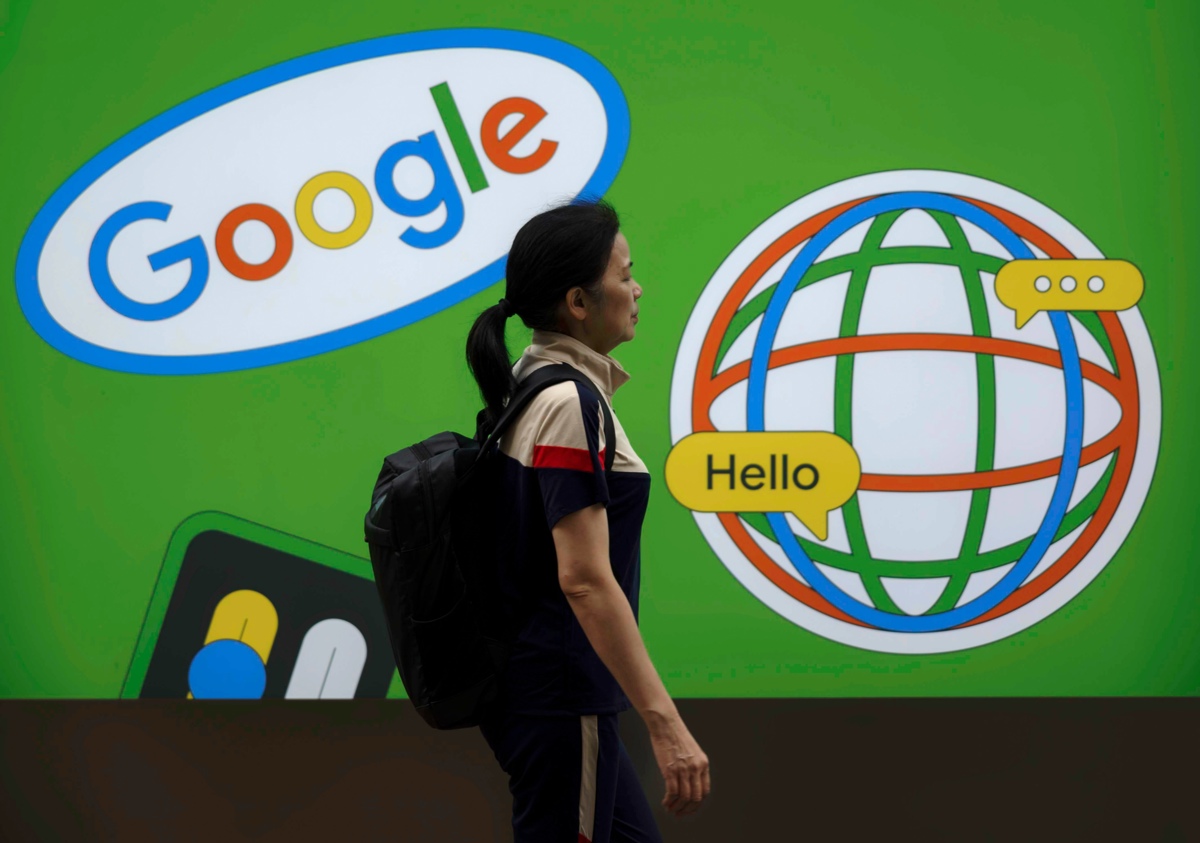 Fotografía de archivo de una mujer frente a publicidad de Google en Shanghai (China). (Foto de Alex Plavevski de la agencia EFE)